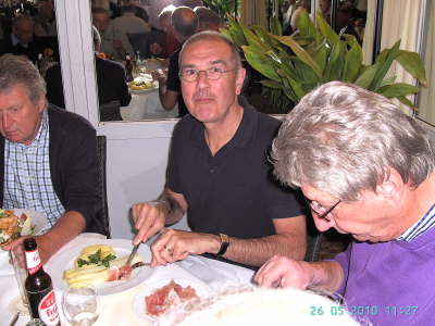 Mittwoch, 26. Mai 2010. Treffen im Hallerhof. 43 Kollegen un eine Kollegin.