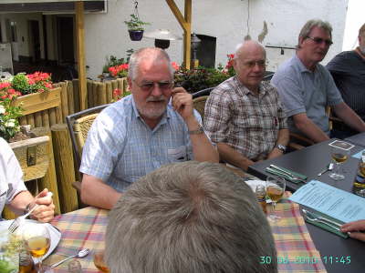 Mittwoch, 30.06.2010. 46 ehemalige Ford MA trafen sich im "H�ffer Hof".