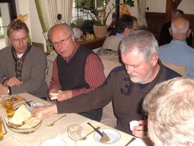 Mittwoch, 25.03.09. FEEPFK Treffen im Naafs-H�uschen. 1 Kollegin und 41 Kollegen waren da.