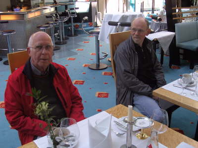 Mittwoch, 13. und Donnerstag, 14.05.09. Besuch der Meyer Werft in Papenburg, ADO Gardienenwerk, Emssperrwerk und Hafenrundfahrt.