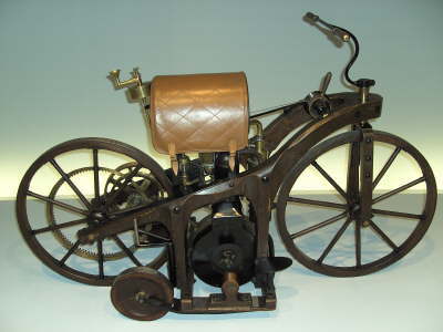 Dienstag, 7. August 2007. 28 Kollegen besuchten das Mercedes-Benz Museum in Bad Cannstadt.