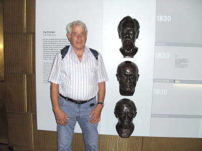 Dienstag, 7. August 2007. 28 Kollegen besuchten das Mercedes-Benz Museum in Bad Cannstadt.